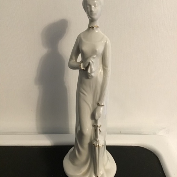 White Porcelain Lady with umbrella and handkerchief trimmed with gold Italy - Picture 2 of 8